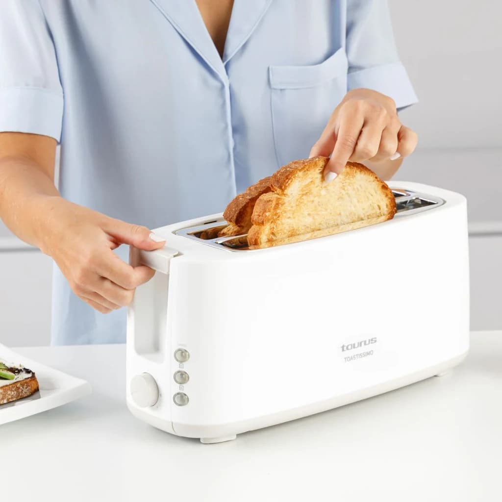 Grille-pain Taurus MyToast Toastissimo 1400W 2 Fentes Extra Larges Blanc, en utilisation: mains retirant des tranches