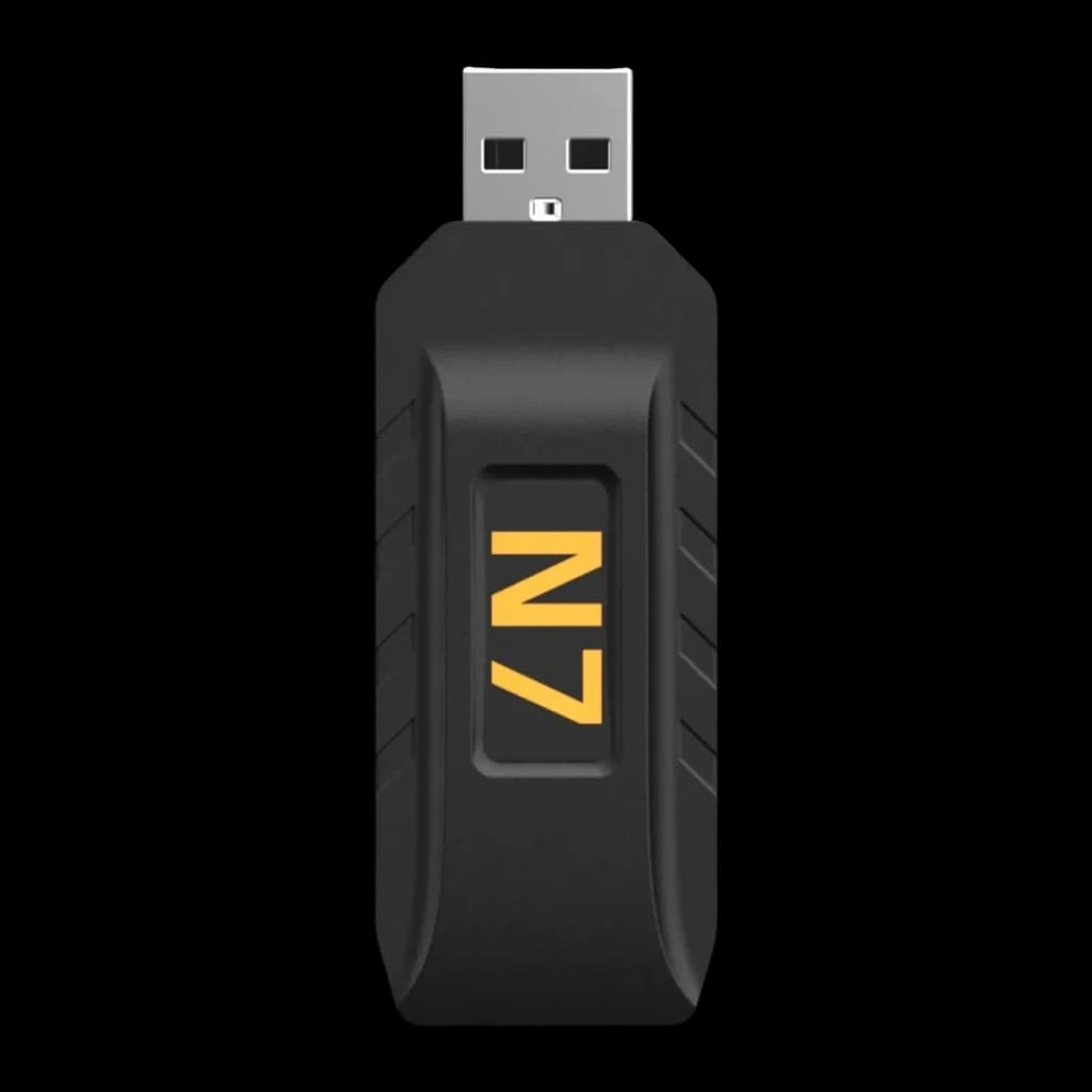 Adaptador USB PXN N7 Negro PS4/PS5, vista frontal: cuerpo negro con logo N7 en amarillo y conector USB-A