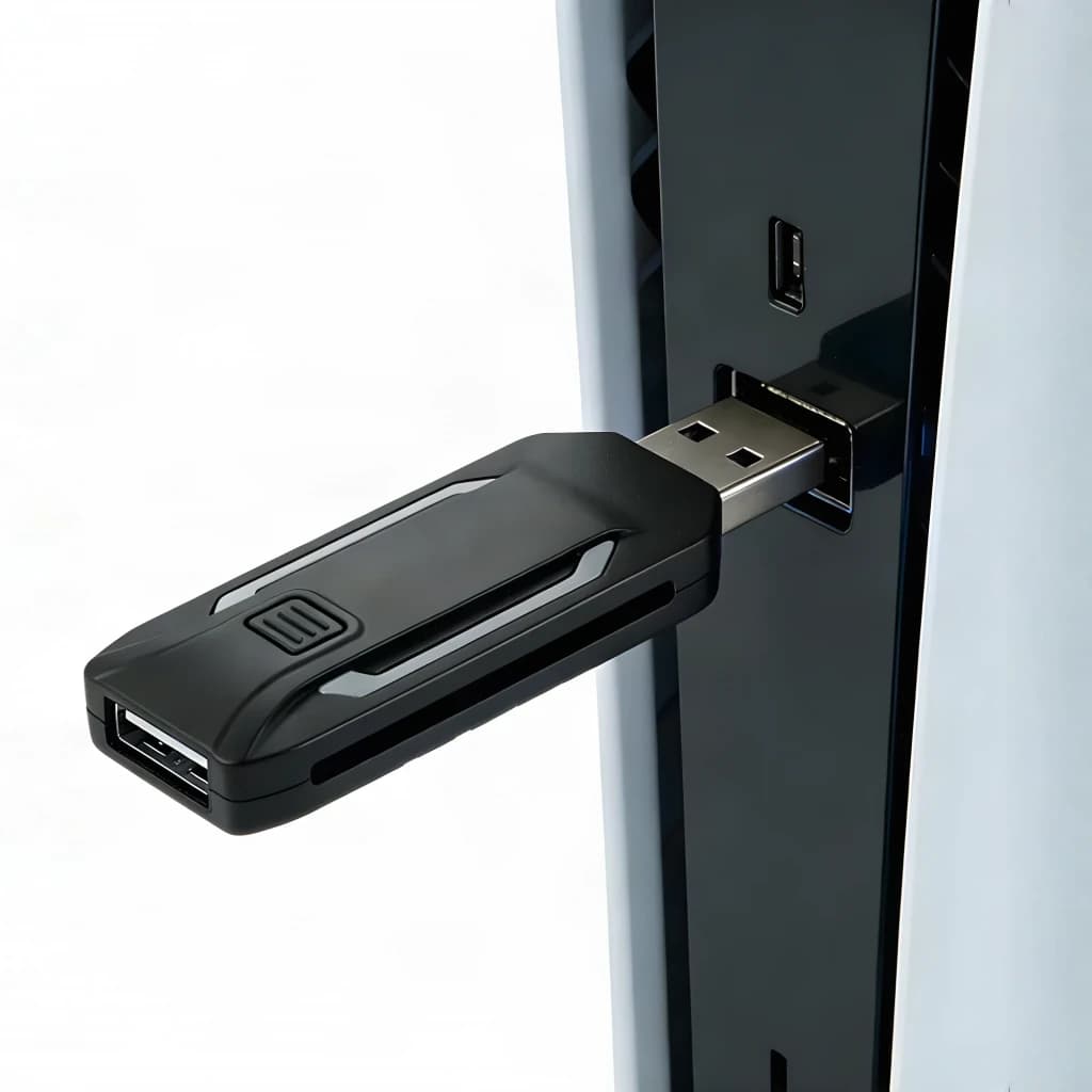 Adaptador USB PXN N7 Negro PS4/PS5, en uso: conector USB-A insertado en puerto frontal de PS5, puertos USB-A y USB-C visibles