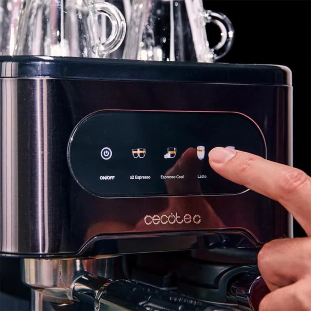 Máquina de Café Expresso Cecotec Power Espresso 20 ColdBrew Latte 1,5L Depósito de leite 20 bar Preto, em uso: dedo