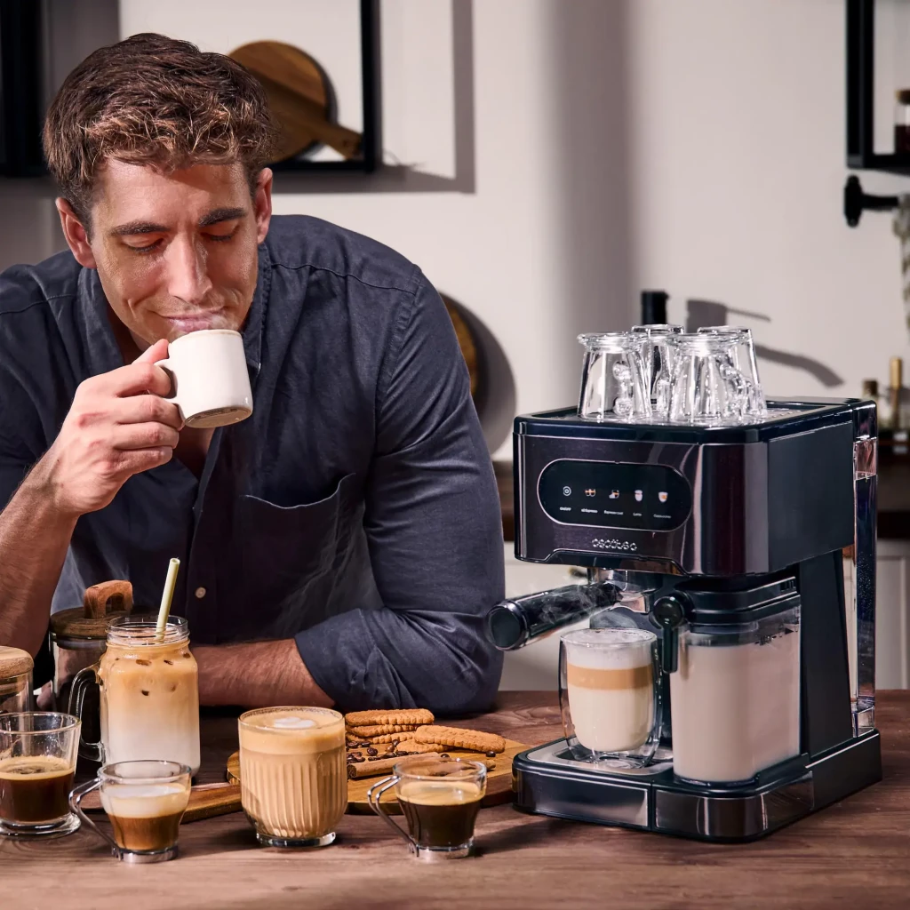Máquina de Café Expresso Cecotec Power Espresso 20 ColdBrew Latte 1,5L Depósito de leite 20 bar Preto, em uso: homem degusta