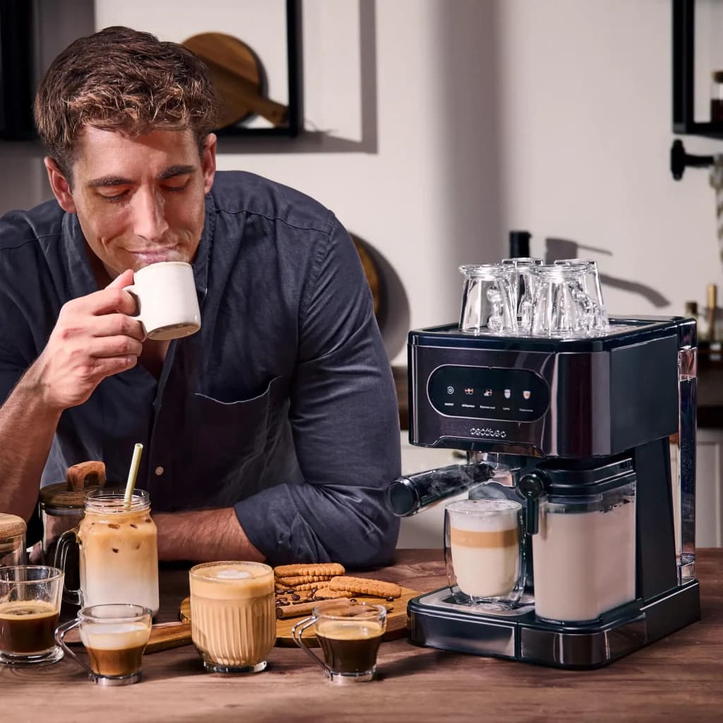 Máquina de Café Expresso Cecotec Power Espresso 20 ColdBrew Latte 1,5L Depósito de leite 20 bar Preto, em uso: homem degusta