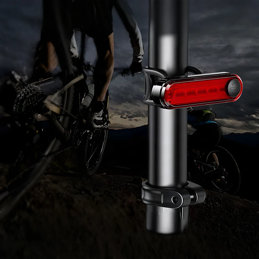 Luz trasera de bicicleta Superfire BTL01 230mAh Negro/Rojo 1W LED Roja, en uso: montada en tija con LED rojo encendido