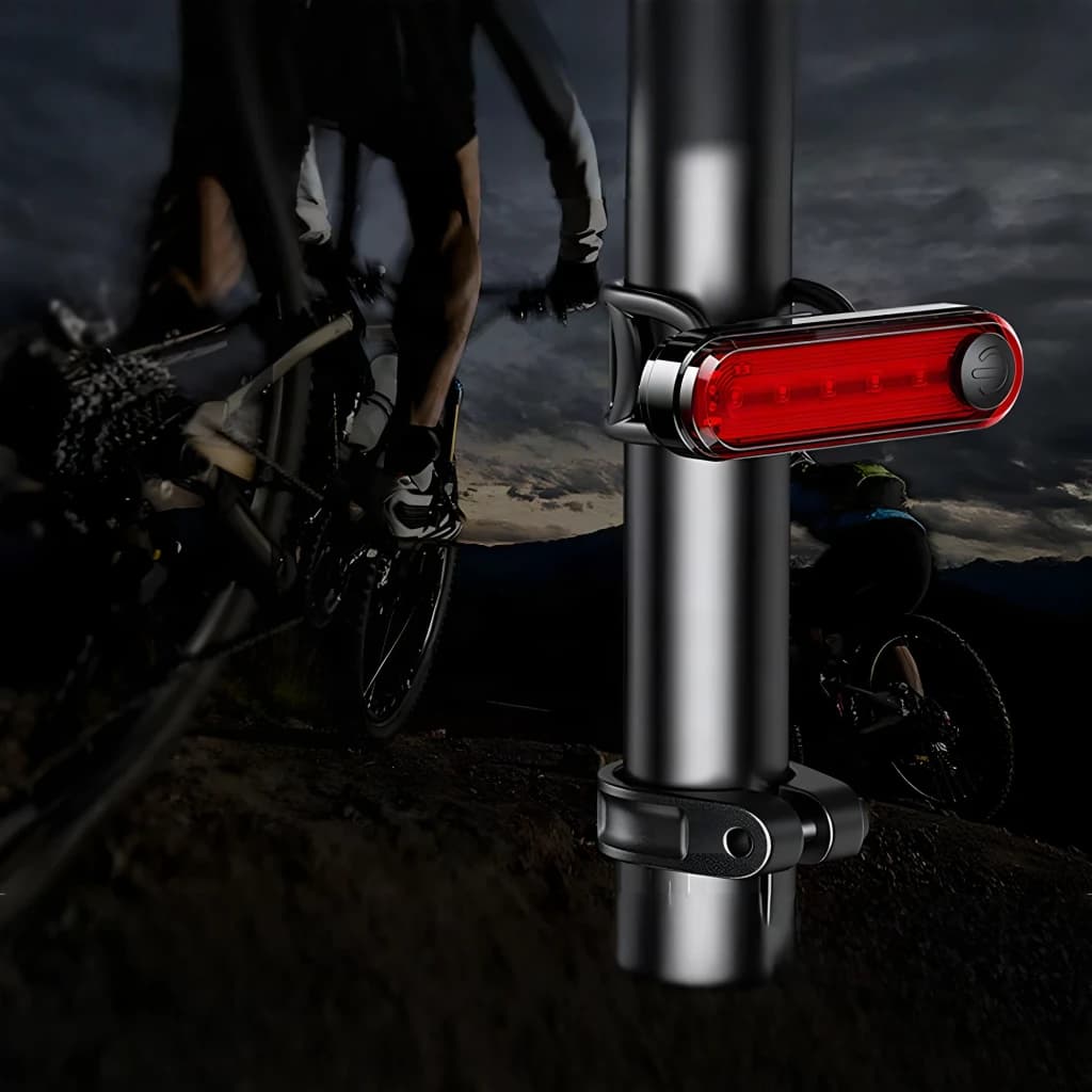 Luz trasera de bicicleta Superfire BTL01 230mAh Negro/Rojo 1W LED Roja, en uso: montada en tija con LED rojo encendido