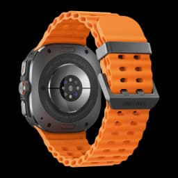 Samsung Galaxy Watch Ultra 47mm Gris Titanio Tensión Arterial, vista trasera: sensor de salud y correa naranja perforada