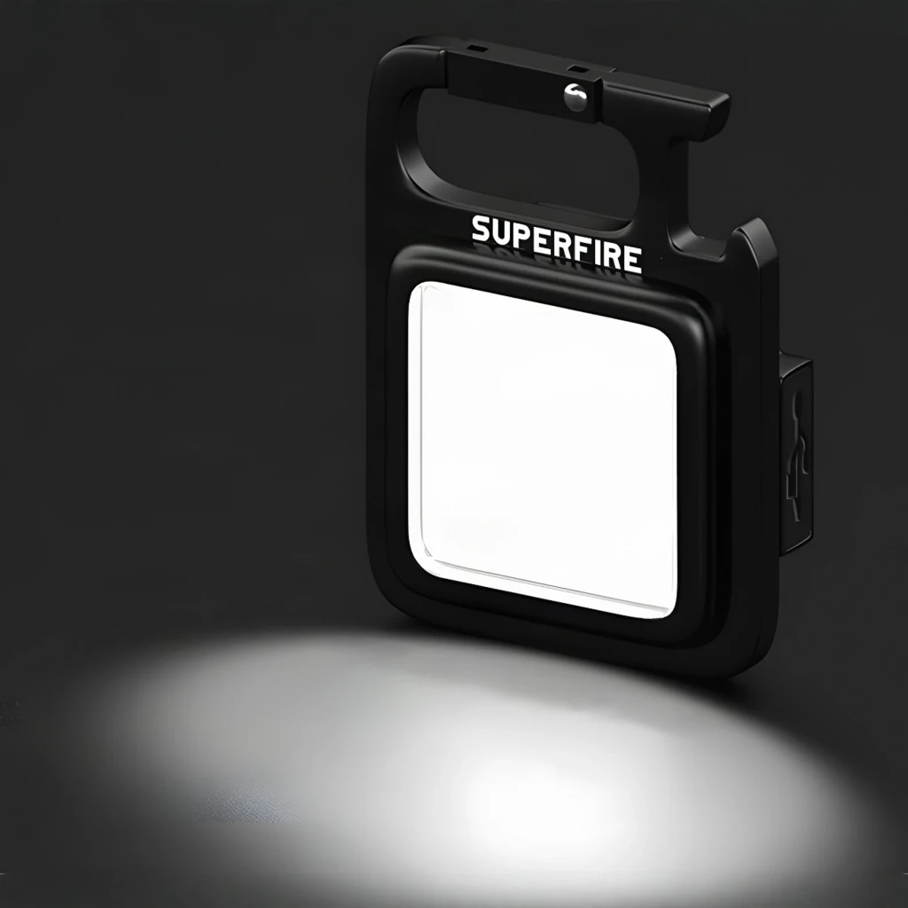 Lampe de poche LED Superfire MX16 Noir Rechargeable USB-C 600 lumens, en utilisation: panneau LED allumé projetant