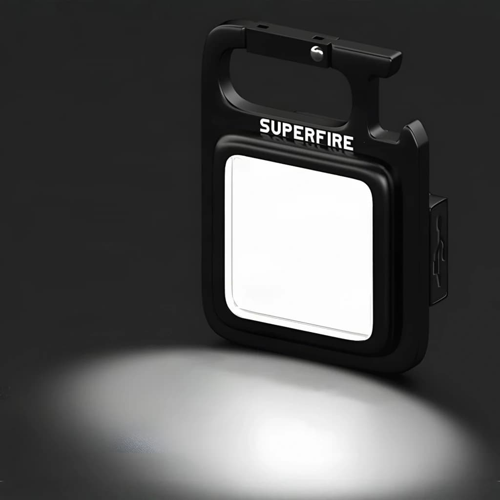 Lampe de poche LED Superfire MX16 Noir Rechargeable USB-C 600 lumens, en utilisation: panneau LED allumé projetant
