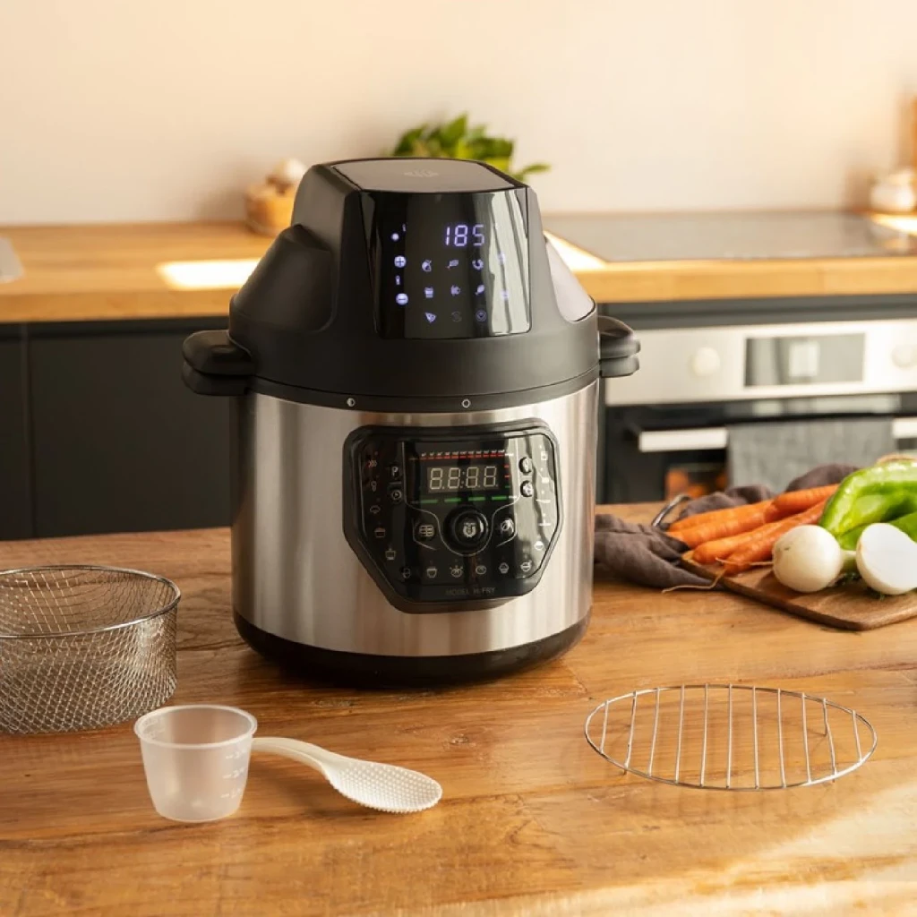 Autocuiseur programmable Cecotec GM H Fry 6L Noir, en utilisation: sur plan en bois avec accessoires, légumes et écran