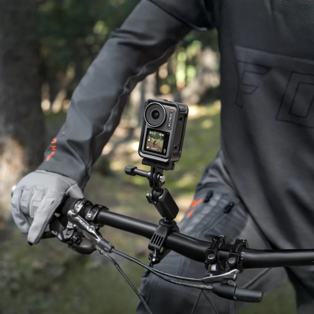Suporte para Guiador DJI Osmo Action Handlebar Mount Preto, em uso: fixado no guiador de MTB com câmara de ação montada