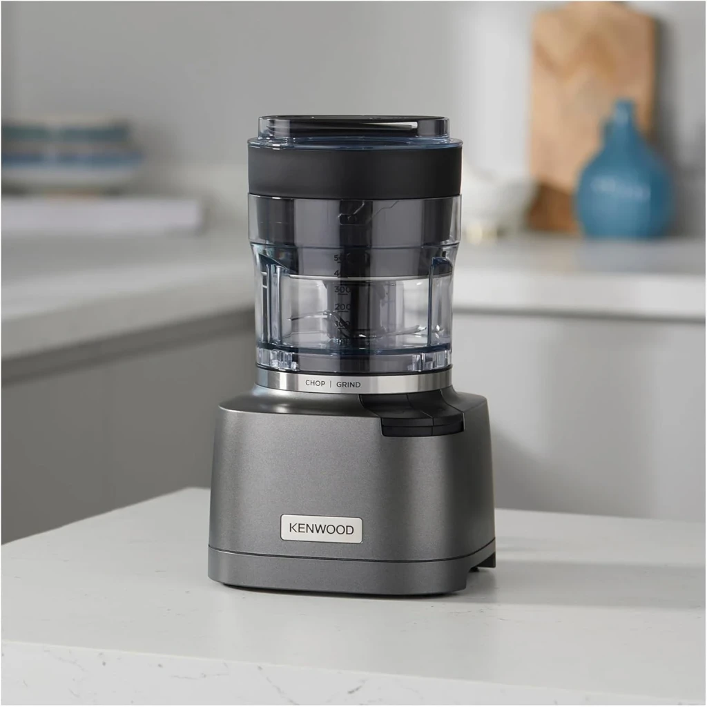 Hachoir Kenwood Duo Prep 0,5L 800W Argent CHP80.000SI, en utilisation: vue de face sur plan de travail, base argent