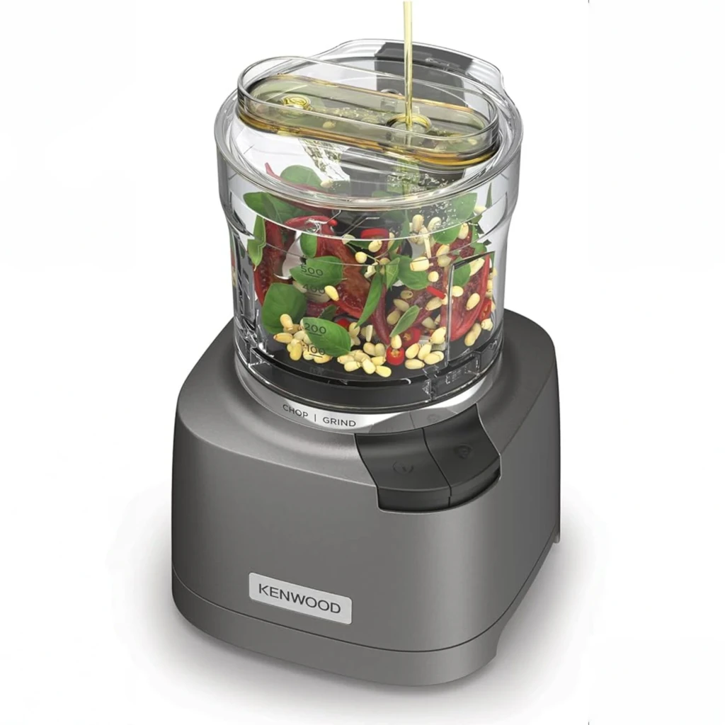 Hachoir Kenwood Duo Prep 0,5L 800W Argent CHP80.000SI, en cours d'utilisation: bol transparent avec herbes, poivrons