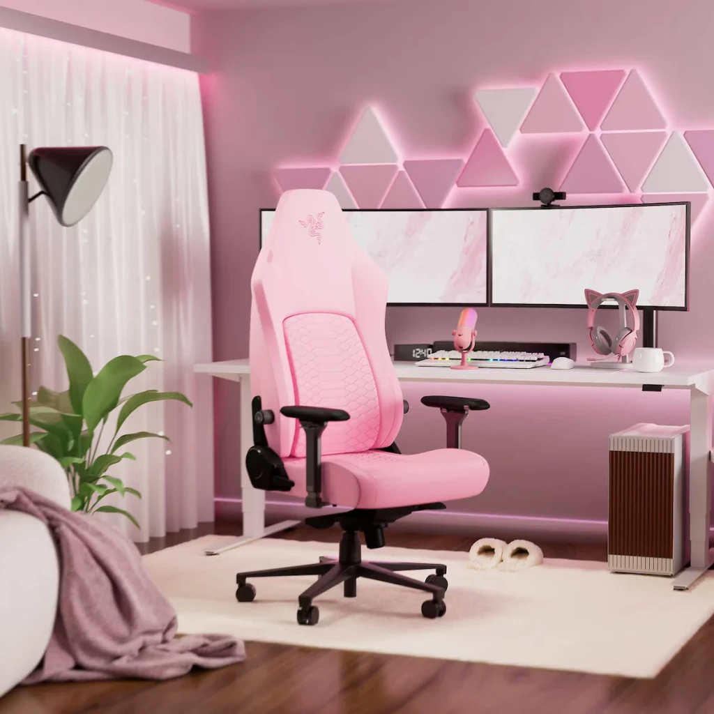 Fauteuil Gaming Razer Iskur V2 NewGen Rose Cuir 4D 136kg, en situation: vue de face dans setup gaming rose avec double écran