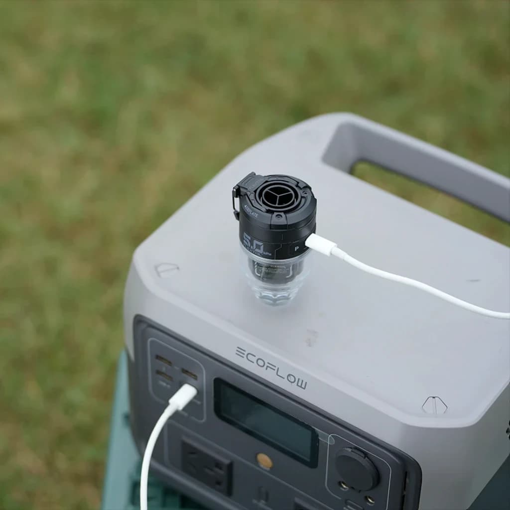 Pompe Portable Flextail Max Pump 3 Noir USB-C 300lm 6 embouts, en utilisation: branchée via USB-C sur une station EcoFlow
