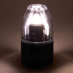 Pompe Portable Flextail Max Pump 3 Noir USB-C 300lm 6 embouts, en utilisation: mode lanterne LED allumé avec diffuseur
