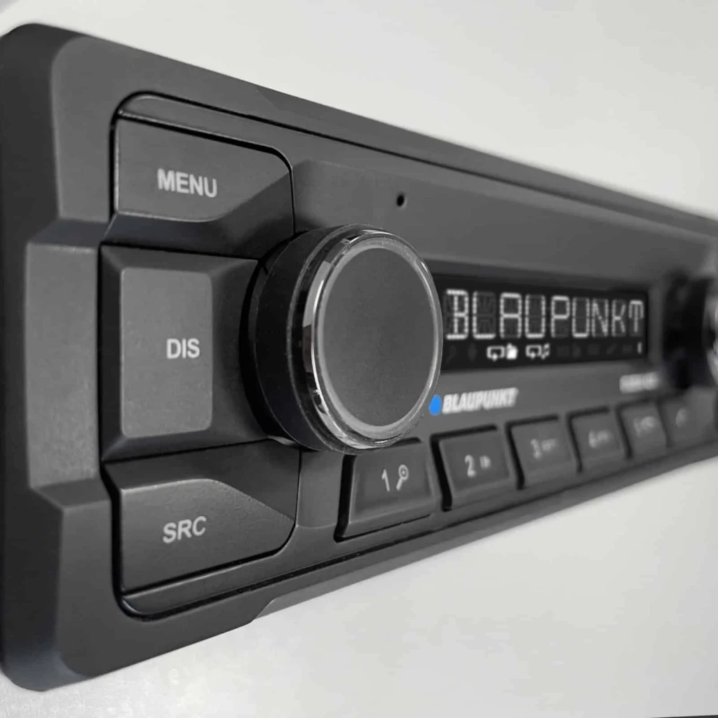 Auto-rádio Blaupunkt Dublin 412 Preto 1 DIN Bluetooth, detalhe: botão de volume, ecrã iluminado e teclas MENU, DIS e SRC