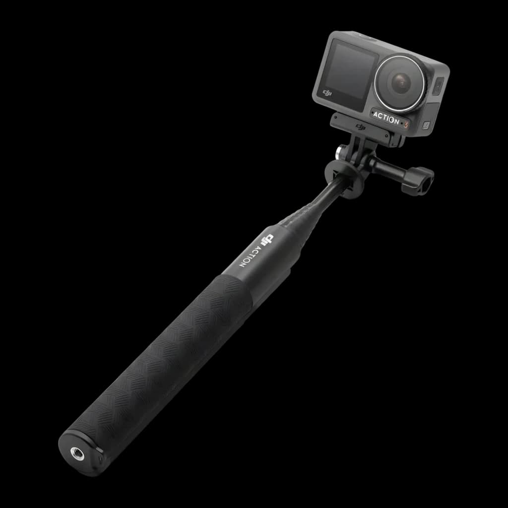 Palo Extensible DJI Osmo Action Extension Rod 1,5m Negro 0,3–1,5m ajustable, en uso: palo extendido en diagonal con cámara