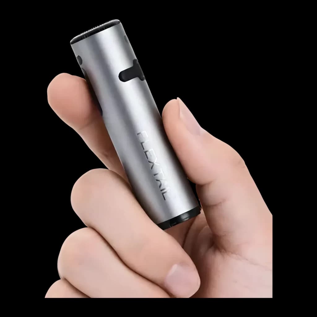 Lanterna LED Flextail Zero 1200 Cinzento USB-C lúmens IP67 até 1 m, detalhe: mão segurando o corpo cilíndrico prateado