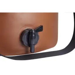 Seau pliable Flextail Flex Bucket 20L Marron 32x25x32cm, détail: robinet noir position OFF et sangle de transport noire