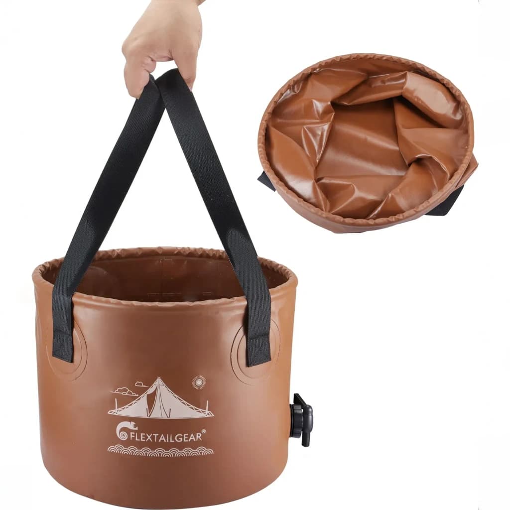 Seau pliable Flextail Flex Bucket 20L Marron 32x25x32cm, en utilisation: main tenant la poignée noire et vue du seau plié