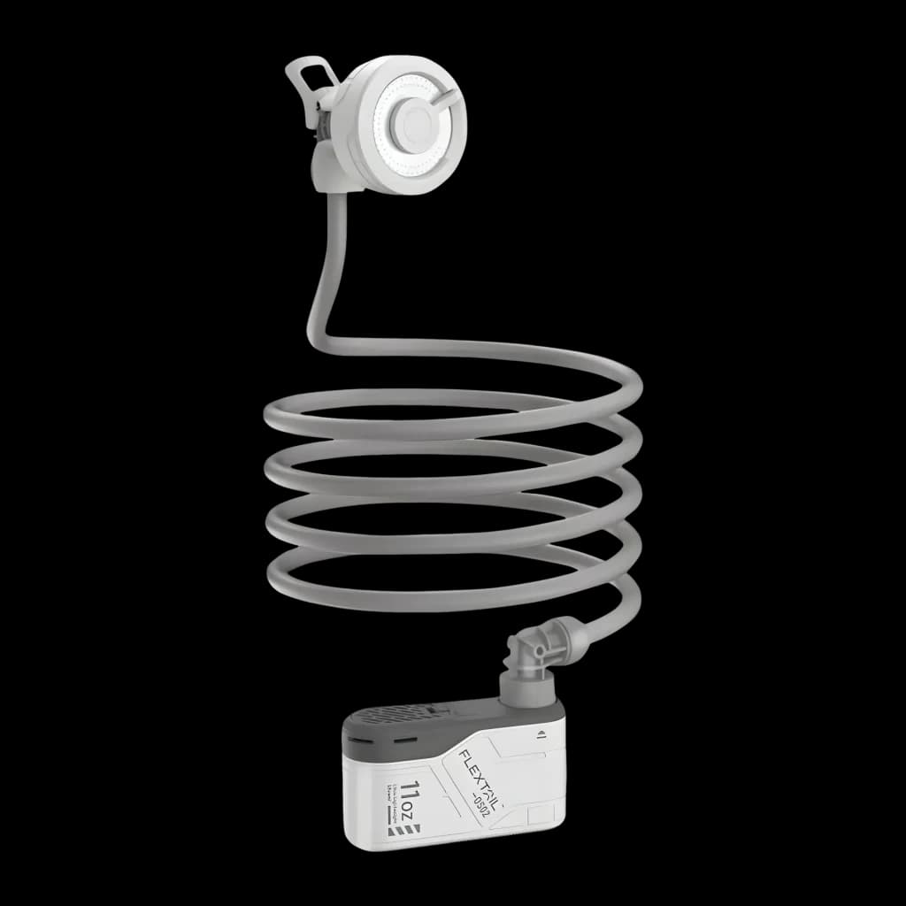 Duche Portátil Flextail Max Shower 110min, vista frontal: cabeça circular, mangueira em espiral e bomba compacta