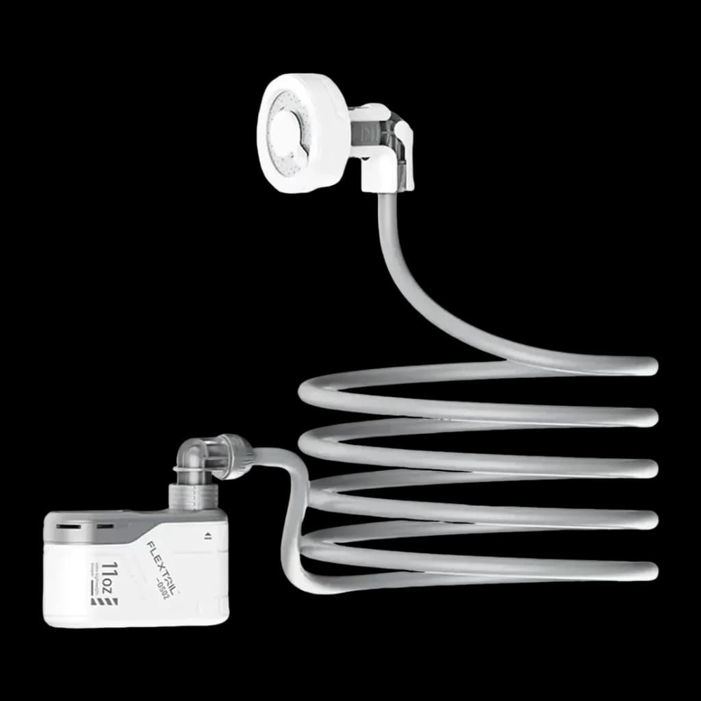 Duche Portátil Flextail Max Shower 110min, detalhe: bomba compacta, mangueira enrolada e cabeça de duche sobre fundo preto