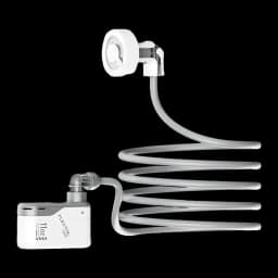 Duche Portátil Flextail Max Shower 110min, detalhe: bomba compacta, mangueira enrolada e cabeça de duche sobre fundo preto