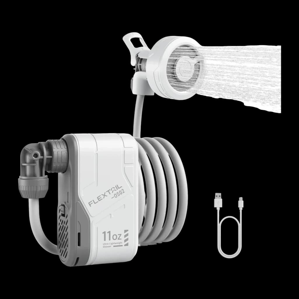 Duche Portátil Flextail Max Shower 110min, detalhe: bomba com mangueira enrolada, cabeça de duche com jato e cabo USB