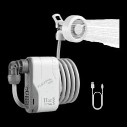 Duche Portátil Flextail Max Shower 110min, detalhe: bomba com mangueira enrolada, cabeça de duche com jato e cabo USB