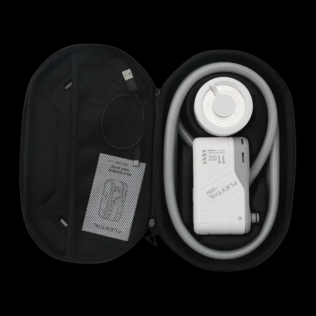 Duche Portátil Flextail Max Shower 110min, detalhe: estojo rígido aberto com bomba, mangueira e chuveiro incluídos