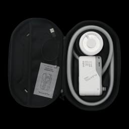 Duche Portátil Flextail Max Shower 110min, detalhe: estojo rígido aberto com bomba, mangueira e chuveiro incluídos