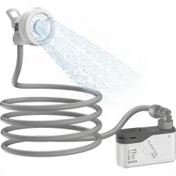 Duche Portátil Flextail Max Shower 110min, em uso: cabeça de duche a pulverizar água, mangueira enrolada e bomba branca