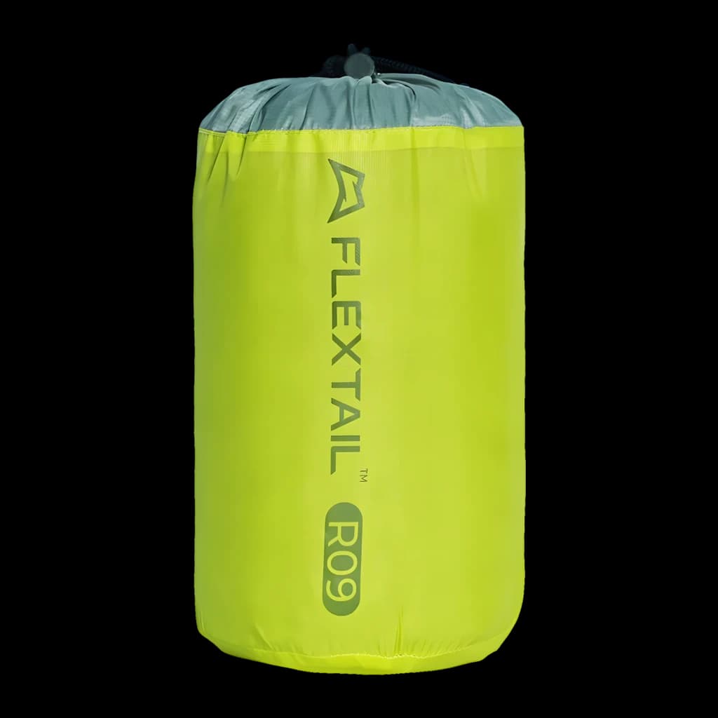 Matelas Gonflable Flextail Tiny R09 AVS Momie Vert, détail: sac de rangement vert avec logo Flextail R09 et cordon
