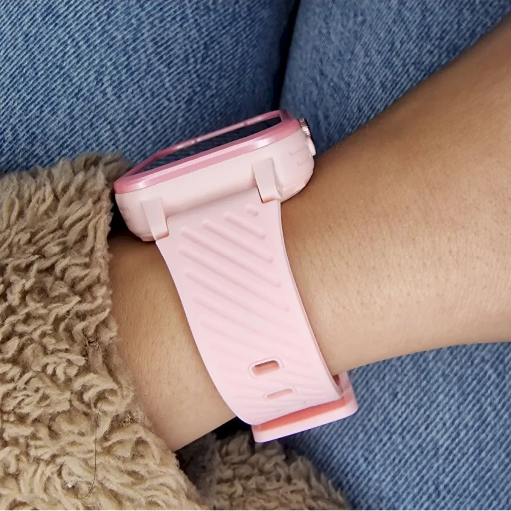 Garett Kids Essa 4G Rose Appels SOS Appel Vidéo GPS IP67, en utilisation: bracelet rose texturé au poignet d'enfant, côté
