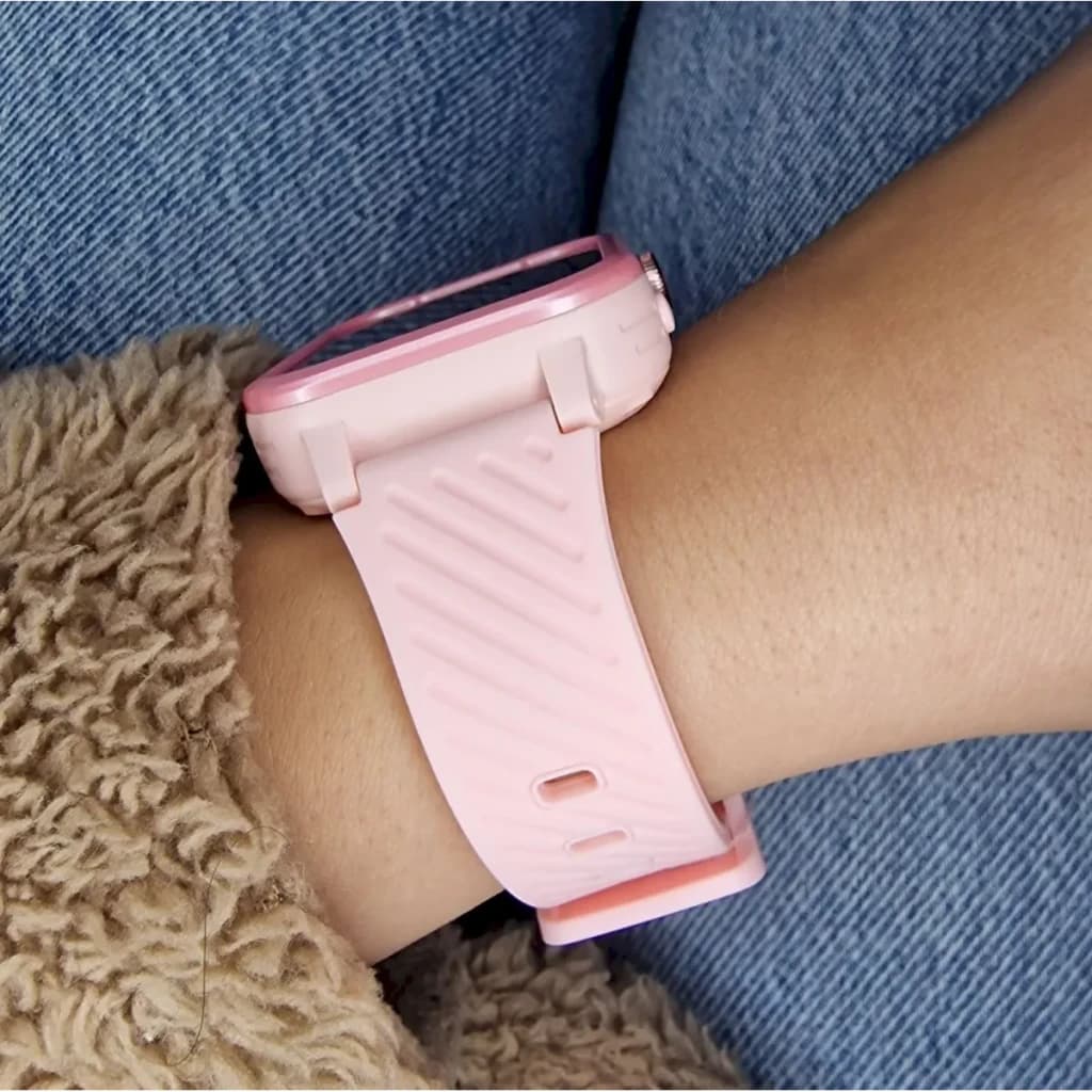 Garett Kids Essa 4G Rose Appels SOS Appel Vidéo GPS IP67, en utilisation: bracelet rose texturé au poignet d'enfant, côté