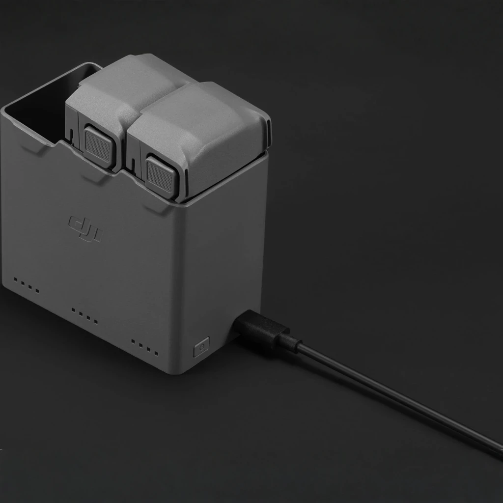 DJI Mini 5 Pro Two-Way Charging Hub Gris 3 baterías simultáneas USB-C entrada, en uso: hub con 2 baterías insertadas y cable
