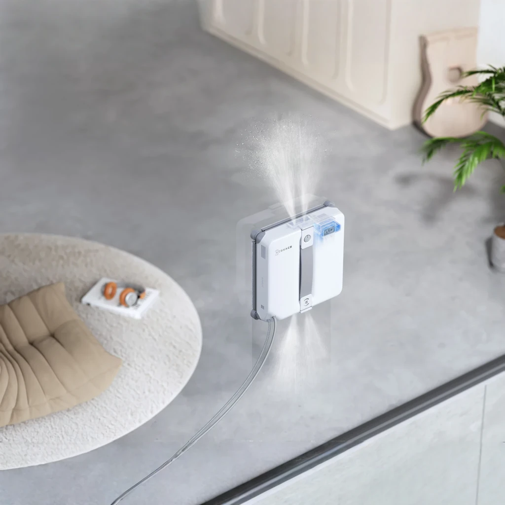 Robot limpiacristales Ecovacs Winbot Mini 2 Gris Depósito 230ml 7500Pa, en uso: robot adherido a cristal pulverizando agua