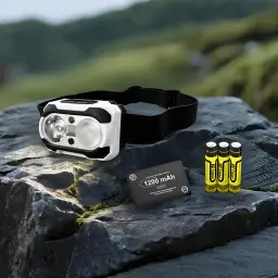 Linterna frontal Superfire HE10 USB-C 550 lúmenes 160m, en uso: sobre roca con batería 1200mAh y pilas AAA incluidas, fondo
