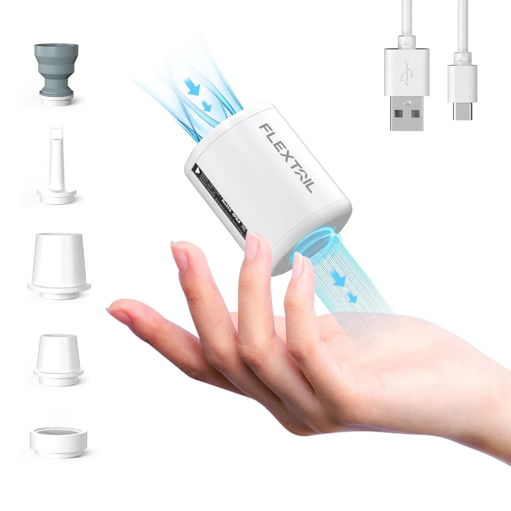 Gonfleur Électrique Flextail Tiny Pump 2 Blanc USB-C 1,5h IP44, en utilisation: pompe en main avec flux d'air, 4 embouts