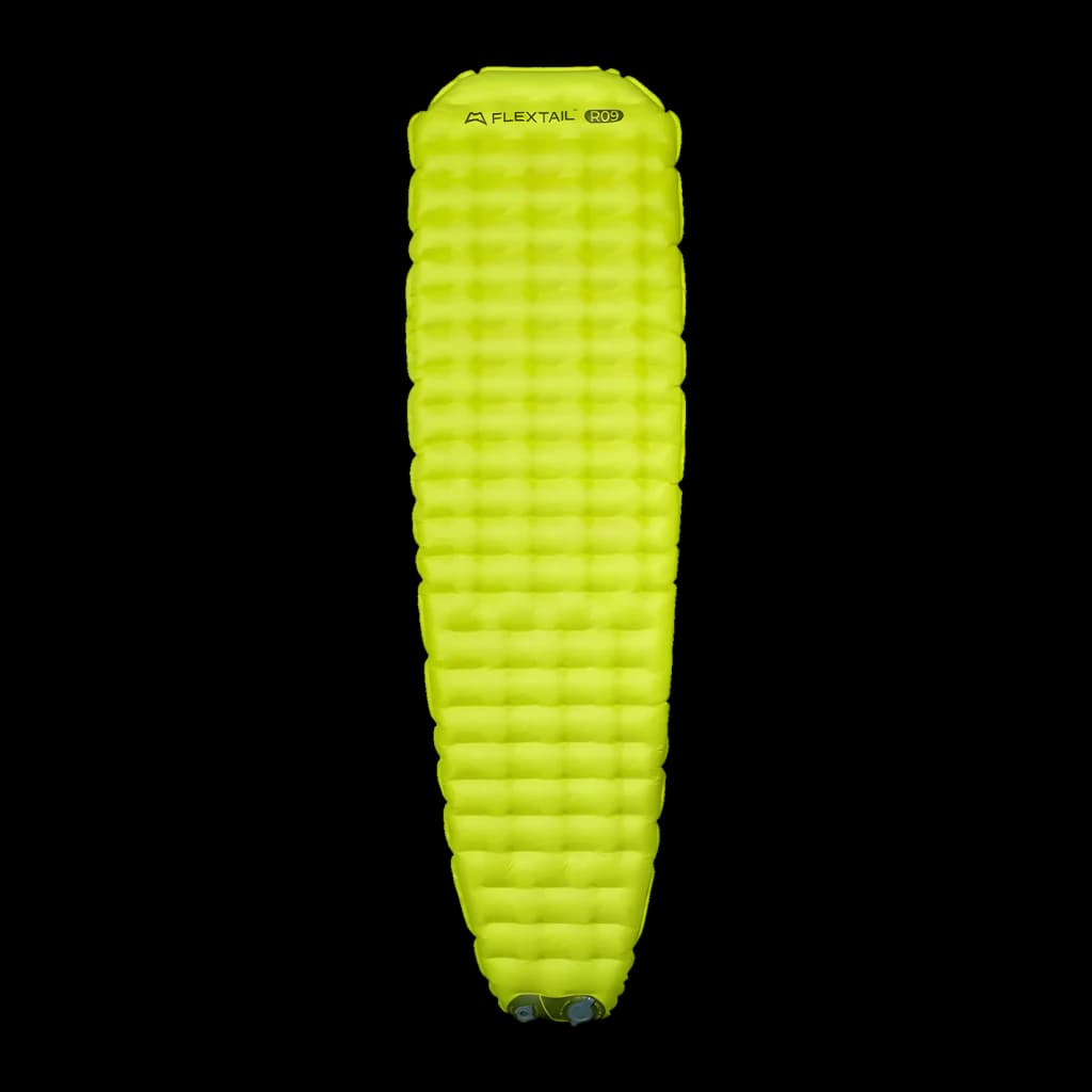 Colchão Insuflável Flextail Tiny R09 AVS Múmia L Verde Valor R 9,4, detalhe: superfície acolchoada em grelha, logótipo