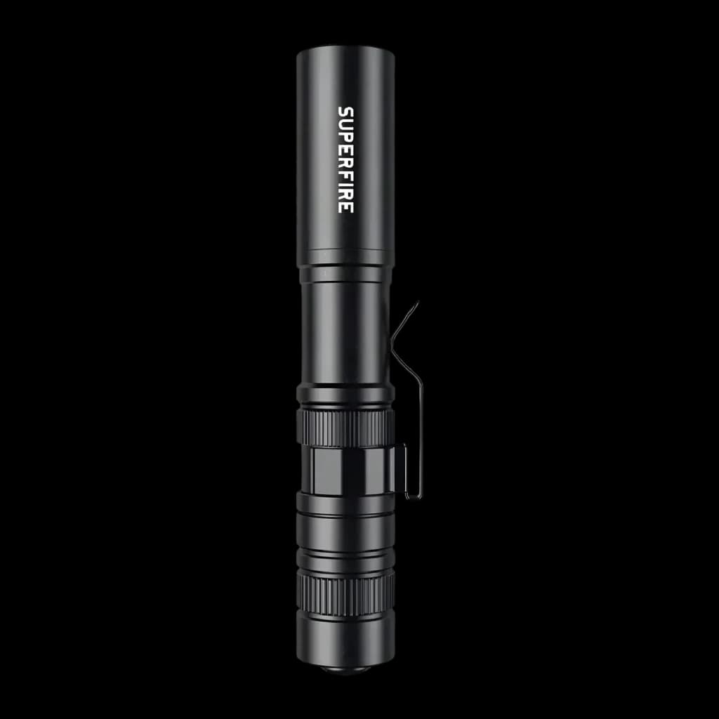 Linterna LED Superfire X18 Negro Pilas AAA 55 lúmenes 38 m, vista frontal: cuerpo negro con logo SUPERFIRE, clip lateral