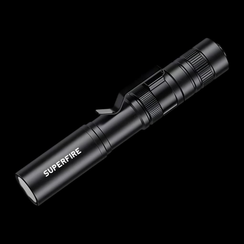 Linterna LED Superfire X18 Negro Pilas AAA 55 lúmenes 38 m, detalle: cuerpo tubular negro con clip metálico, anillas