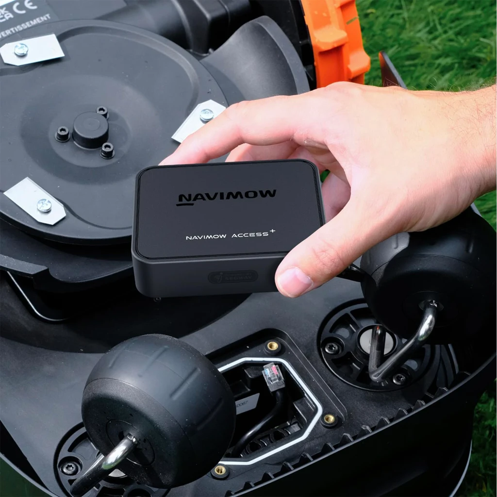 Módulo 4G Segway Navimow Access+ SIM integrada 1 ano dados Preto i1A10E, em uso: mão instalando o módulo preto num robô