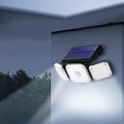 Candeeiro Solar Exterior Superfire IP54 2400mAh Preto 300lm 22W FF13-C, em uso: montado em parede exterior, 3 cabeças LED