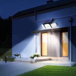 Candeeiro Solar Exterior Superfire IP54 2400mAh Preto 300lm 22W FF13-C, em uso: montado em fachada noturna a iluminar