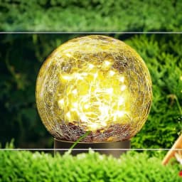 Candeeiro solar Superfire Preto FF16-A, em uso: esfera de vidro craquelado iluminada com LEDs quentes em jardim