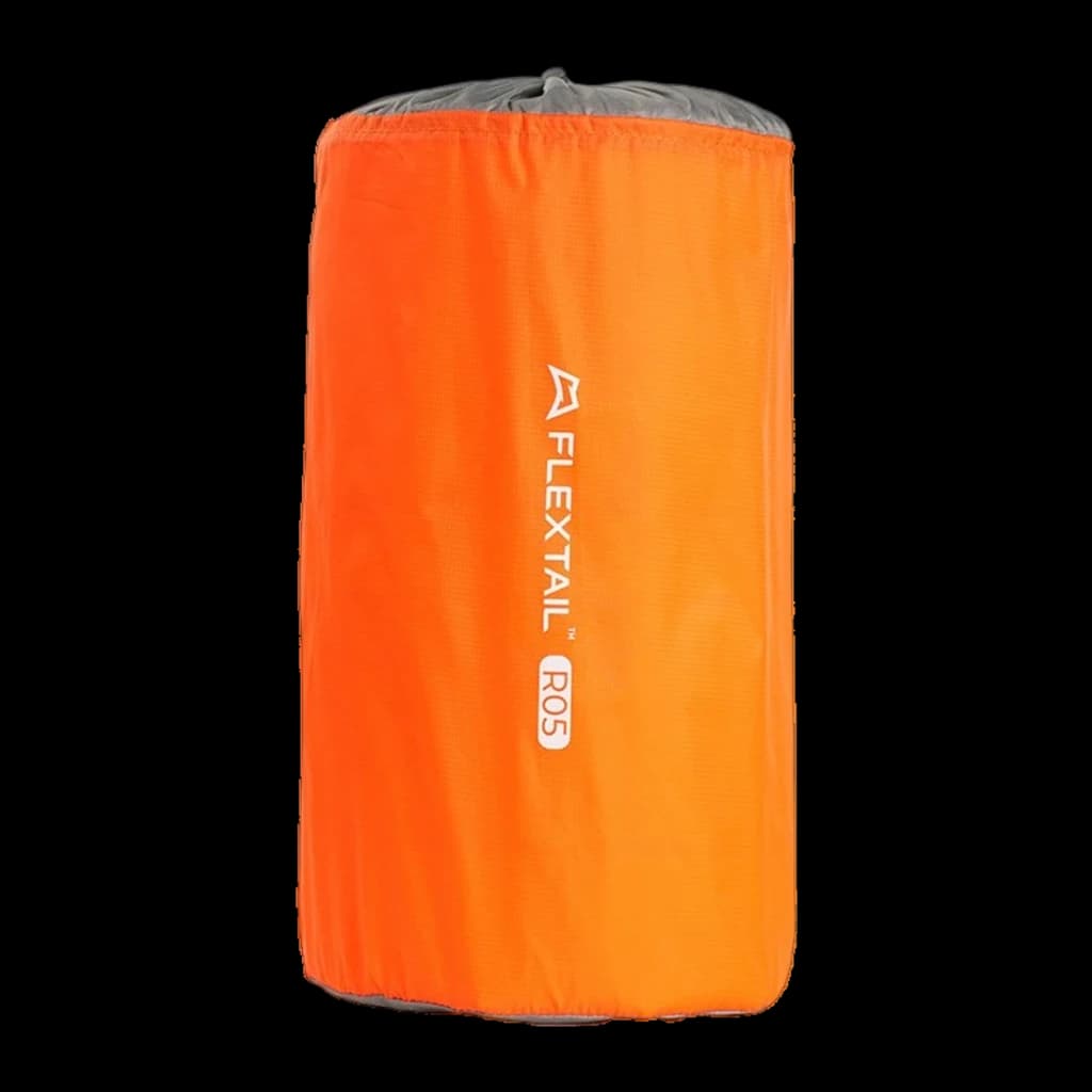 Colchão Insuflável Flextail Tiny R05 AVS Múmia Laranja, detalhe: saco de transporte laranja compacto com logótipo Flextail