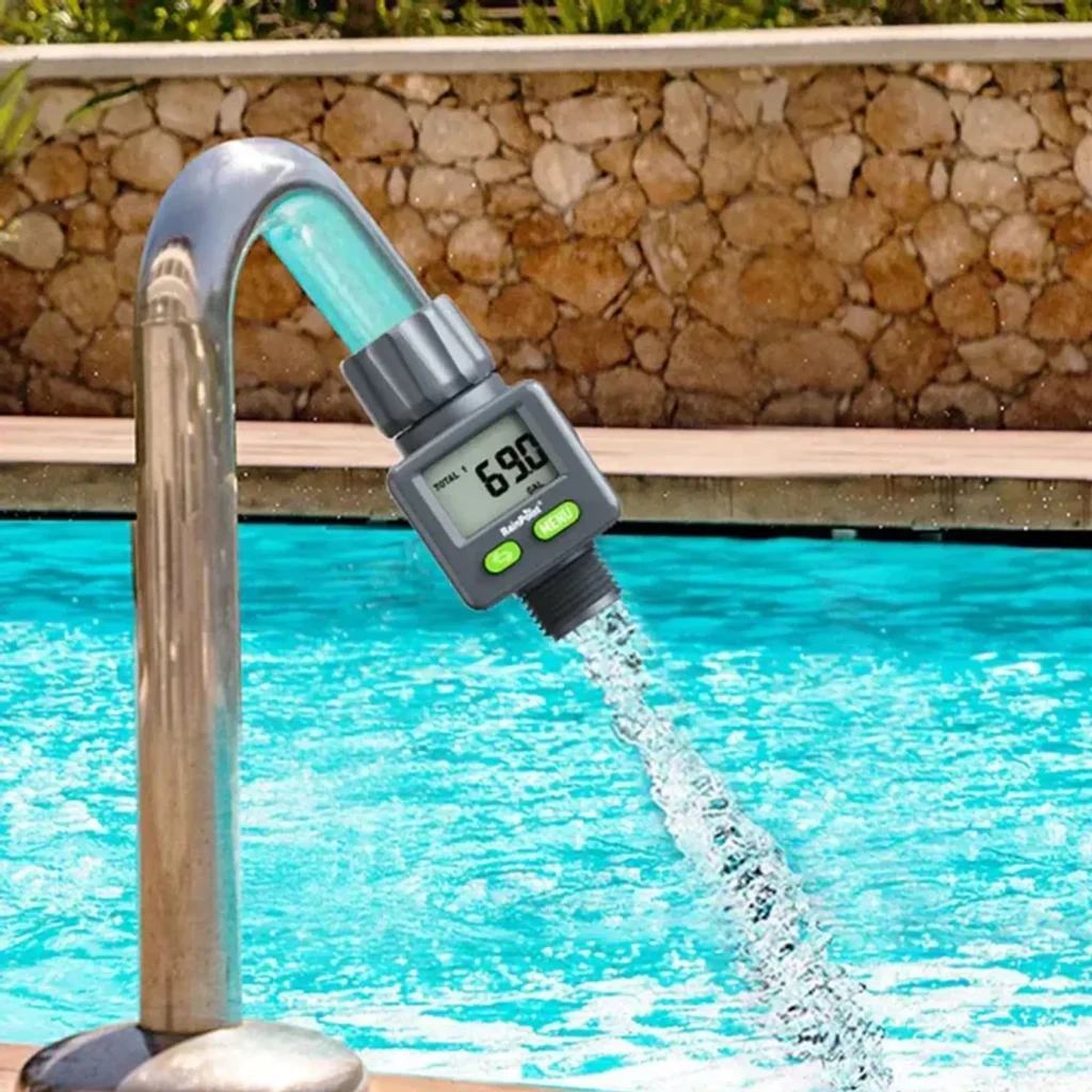 Caudalímetro RainPoint IP54 Caudal y Consumo CR2032 Gris ICS018, en uso: instalado en grifo llenando piscina, pantalla LCD