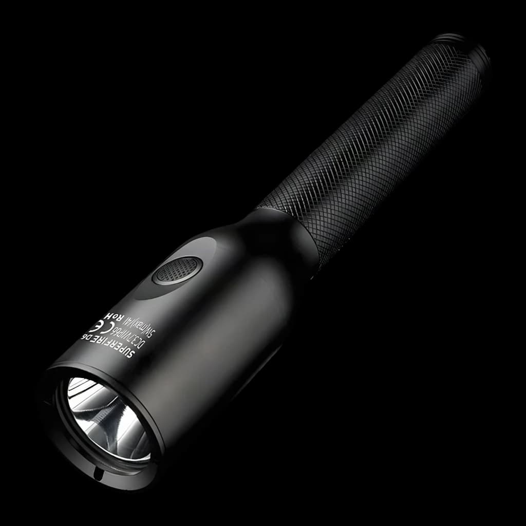 Linterna LED Superfire D6 Negro Recargable USB-C 220 lúmenes 210 m, vista frontal: cuerpo con textura knurling, botón