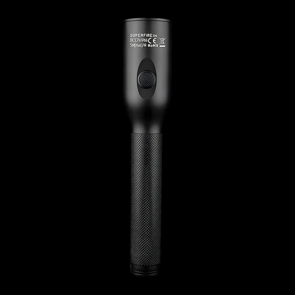 Linterna LED Superfire D6 Negro Recargable USB-C 220 lúmenes 210 m, vista trasera: botón lateral y agarre texturizado