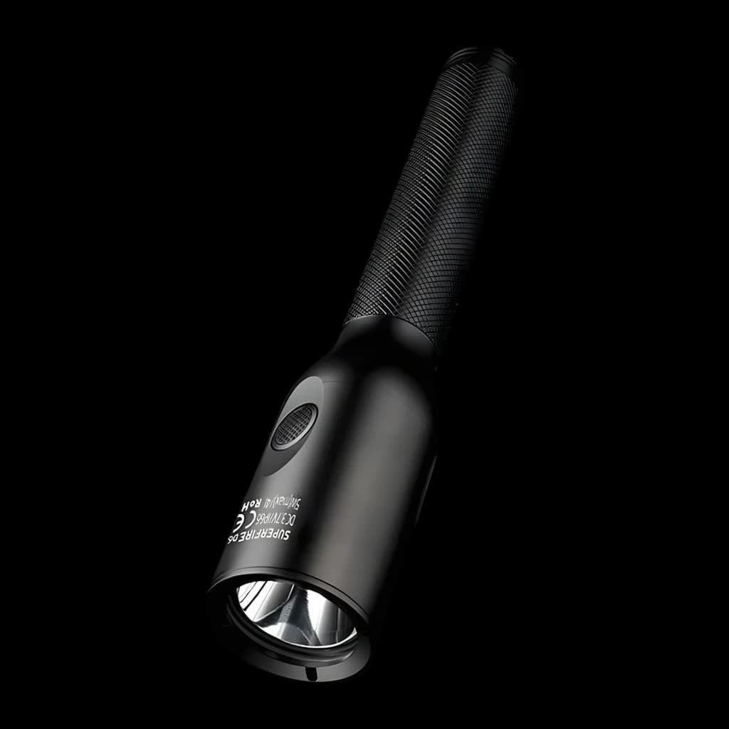 Linterna LED Superfire D6 Negro Recargable USB-C 220 lúmenes 210 m, detalle: cabezal con LED, botón lateral y agarre